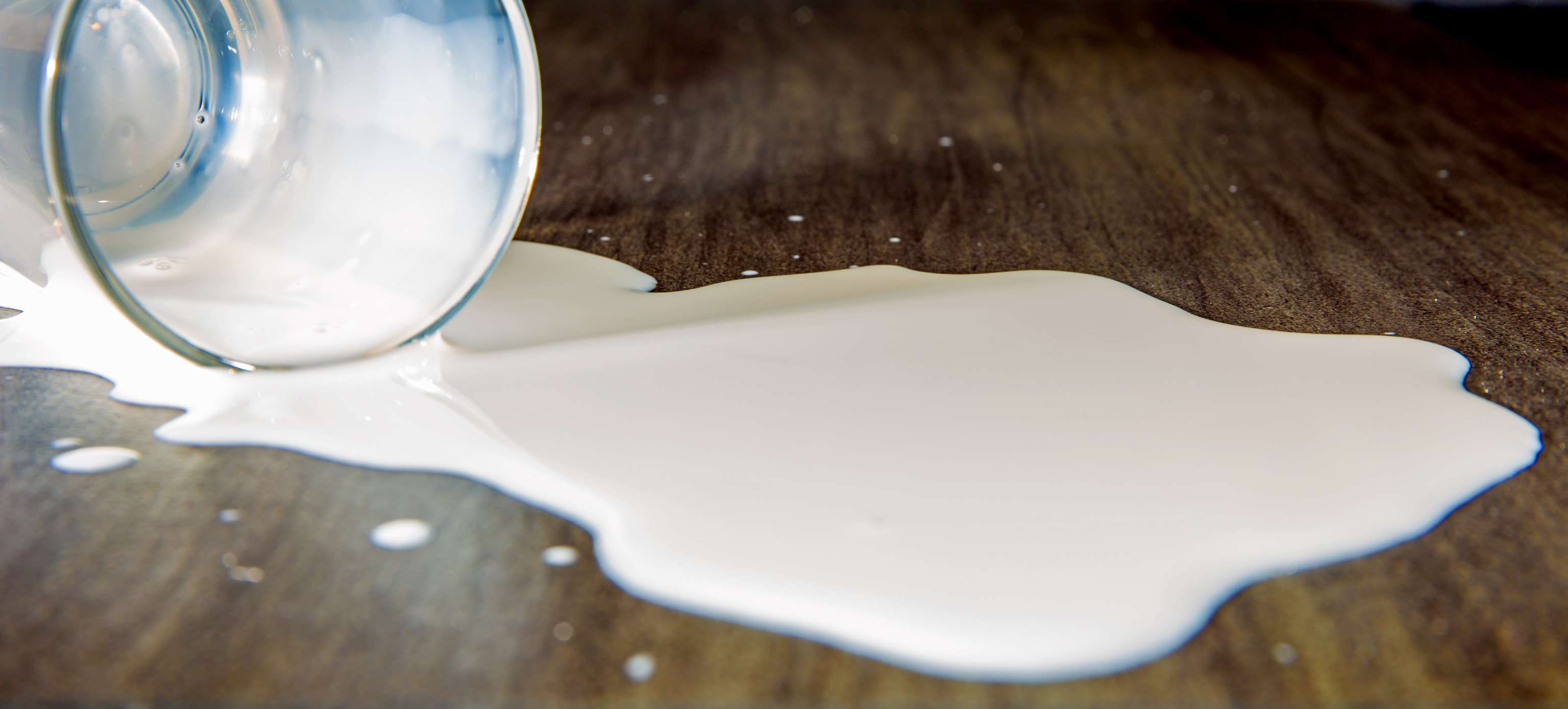 Verschüttete Milch mit Glas