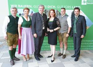 Bauernbund-Landesobfrau Simone Schmiedtbauer mit ihren vier Stellvertretern Franz Fartek, Maria Pein, Andreas Steinegger und David Tischler sowie mit Direktor Bernd Brodtrager.