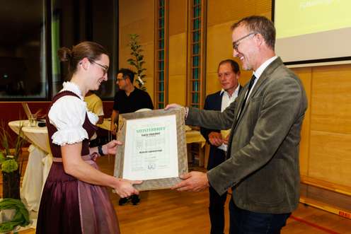 Übergabe eines Meisterbriefes von Landesrat Christian Gantner.