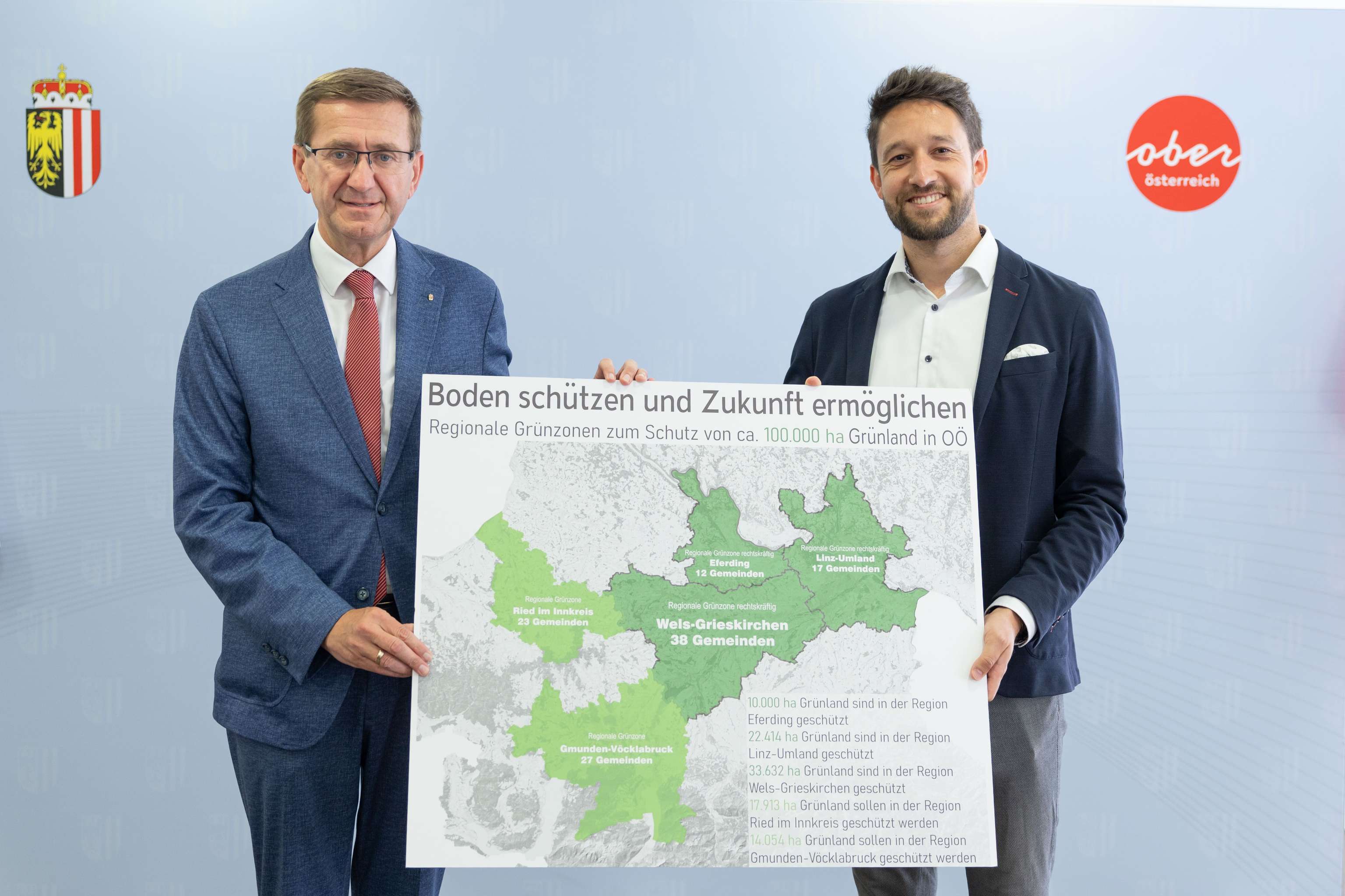 Markus Achleitner und Michael Resch präsentieren die Grünzonen-Übersicht.