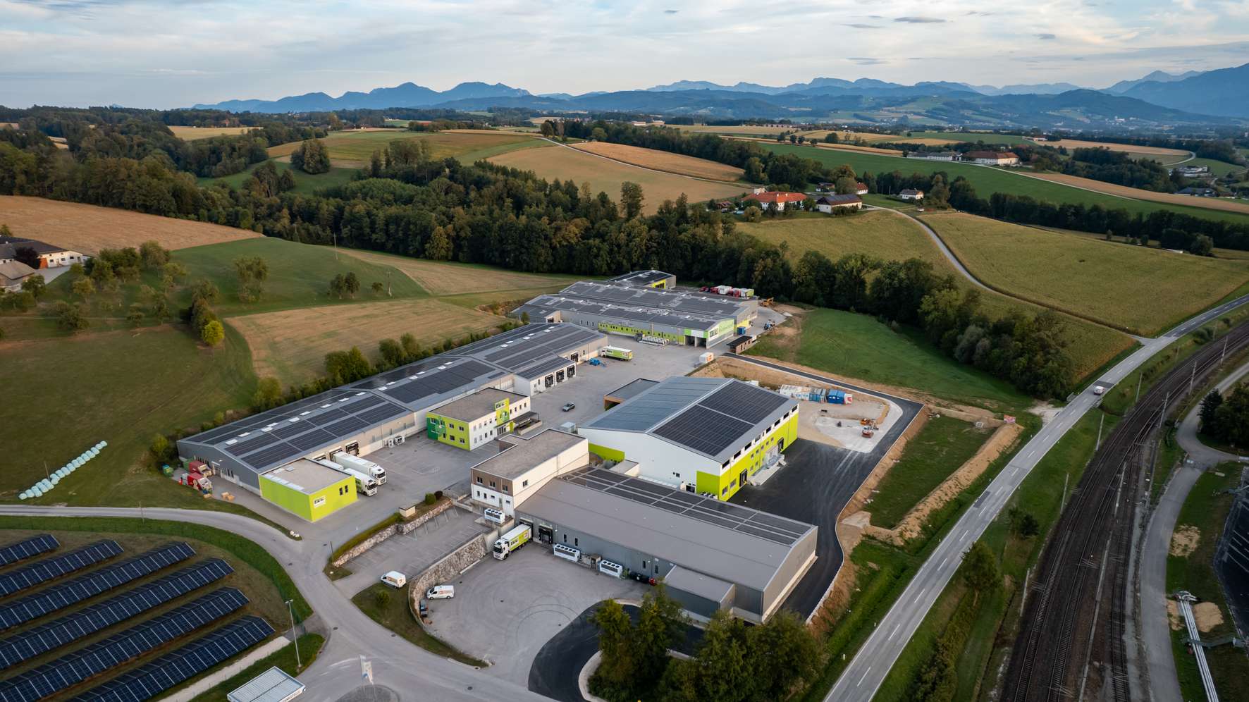 Luftaufnahme des Firmenareals der Eiermacher GmbH in Kremsmünster