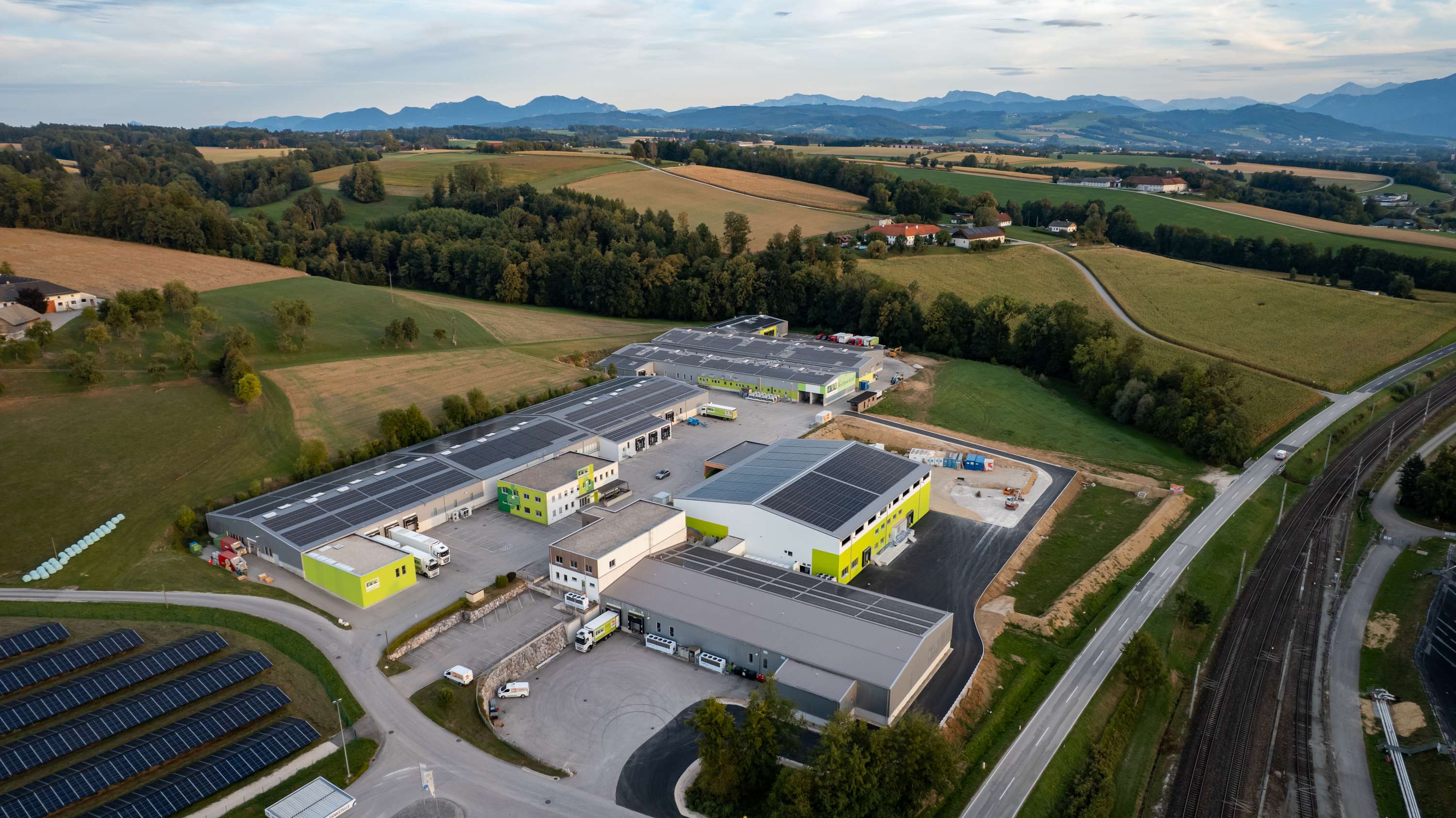 Luftaufnahme des Firmenareals der Eiermacher GmbH in Kremsmünster