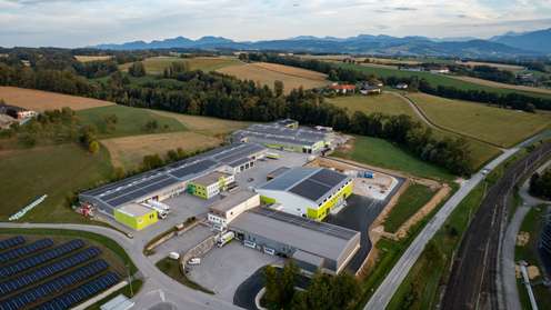 Luftaufnahme des Firmenareals der Eiermacher GmbH in Kremsmünster