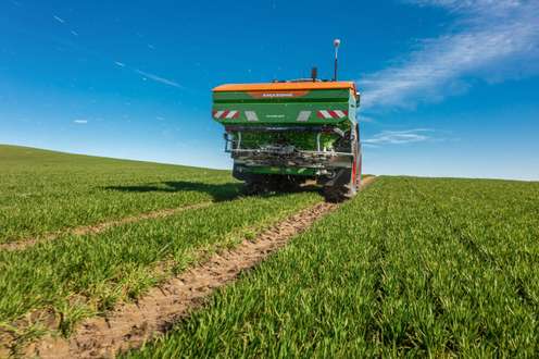 Düngerstreuer auf dem Feld