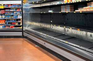 Leere Supermarktregale
