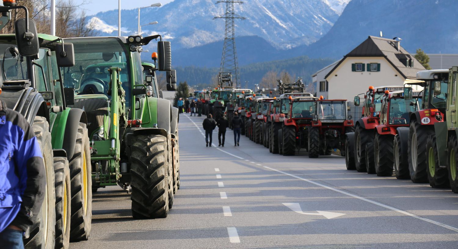 Am Aschermittwoch protestierte der Tiroler Bauernbund bei der heimischen SPAR-Zentrale in Wörgl.