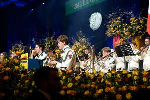 Militärmusik NÖ inmitten eines Blumenmeeres