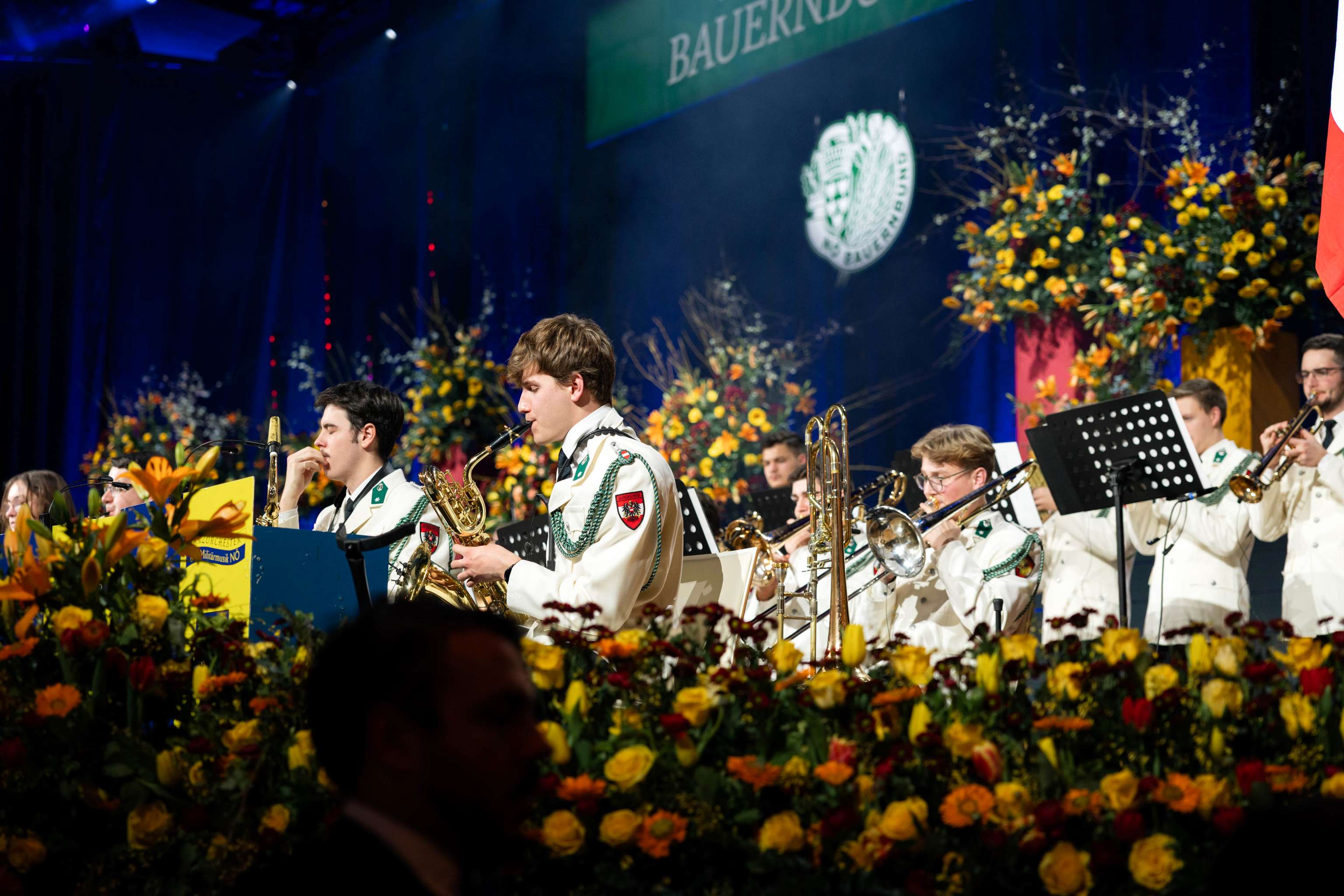 Militärmusik NÖ inmitten eines Blumenmeeres