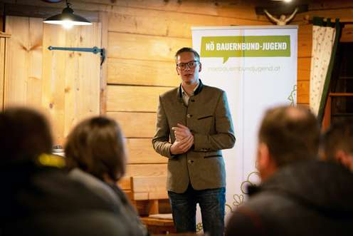 Johannes Baumgartner spricht zu den Jungbauern.
