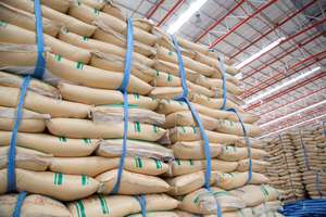 Paletten mit Säcken in einer Lagerhalle