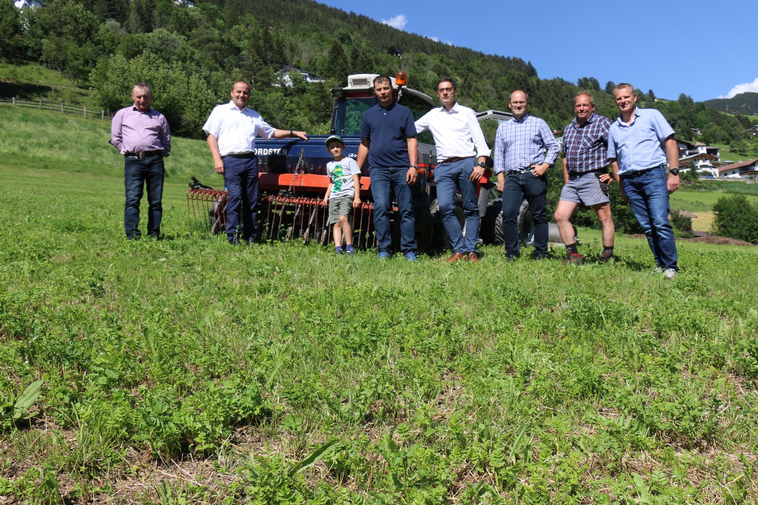 Elmar Monz, Bezirksbauernobmann Landeck, Bauernbundobmann LHStv. Josef Geisler, Grundbesitzer Stefan Gebhart mit Sohn Leo, Bauernbunddirektor BR Dr. Peter Raggl, Bauernbund-Bezirksgeschäftsführer Ing. Mag. (FH) Peter Frank, Albert Erhart vom Maschinenring und Peter Schlatter, Ortsbauernobmann von Fließ