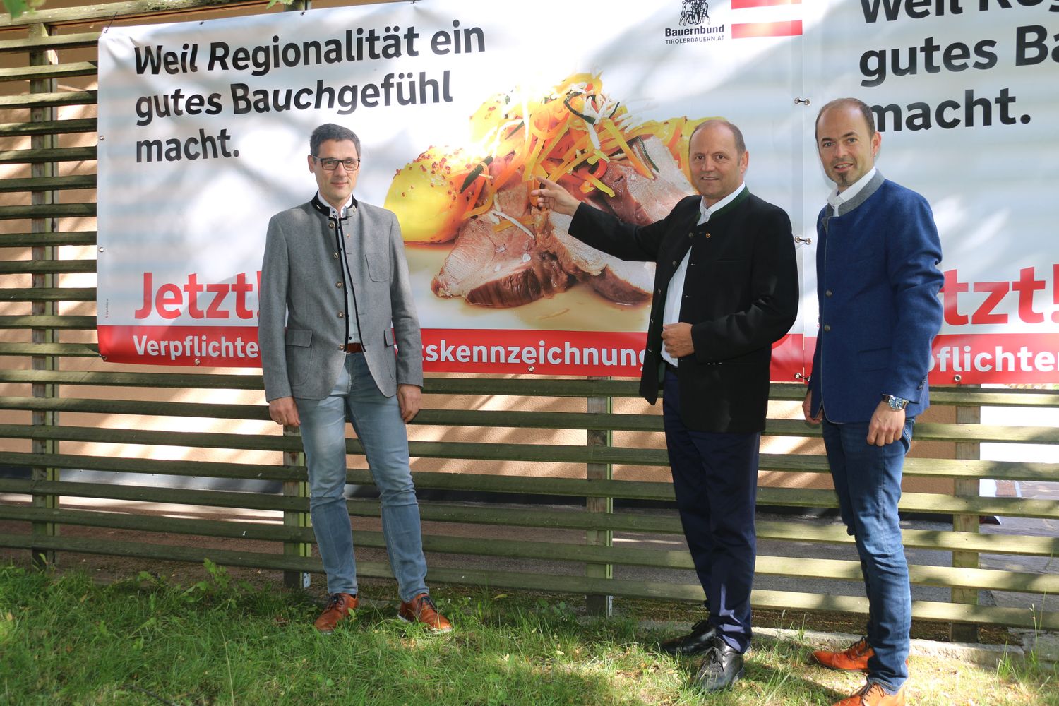 Der Tiroler Bauernbund fordert die verpflichtende Herkunftskennzeichnung von Milch, Fleisch und Eiern im Handel und in der Gemeinschaftsverpflegung. (v. l.: Tirols Bauernbunddirektor BR Dr. Peter Raggl, Bauernbundobmann LHStv. Josef Geisler und LK-Präsident NR Josef Hechenberger)