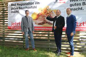 Der Tiroler Bauernbund fordert die verpflichtende Herkunftskennzeichnung von Milch, Fleisch und Eiern im Handel und in der Gemeinschaftsverpflegung. (v. l.: Tirols Bauernbunddirektor BR Dr. Peter Raggl, Bauernbundobmann LHStv. Josef Geisler und LK-Präsident NR Josef Hechenberger)