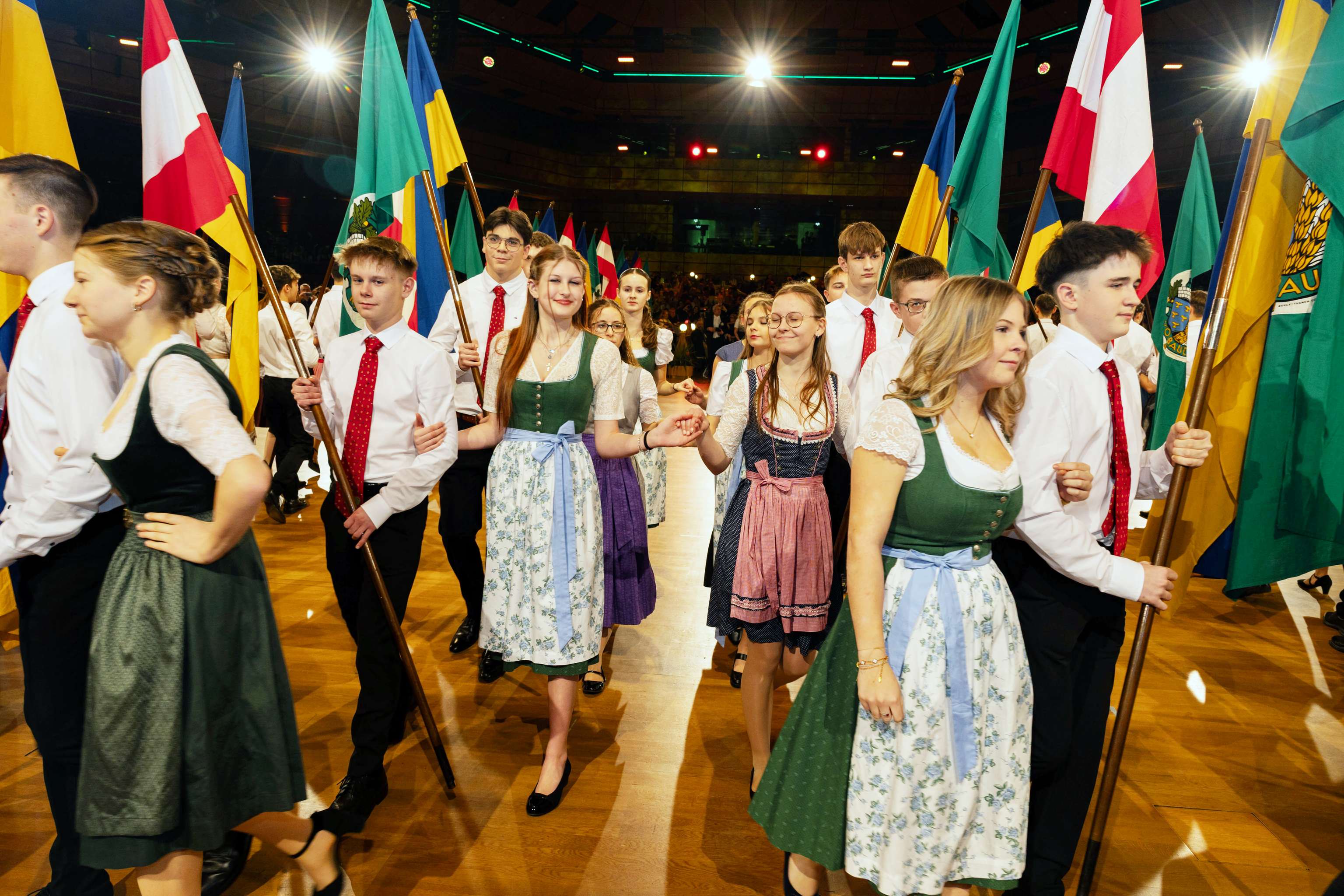 Fachschüler ziehen mit Fahnen ein