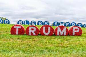 Rote und blaue Heuballen mit Schriftzügen "Trump" und "God bless America"