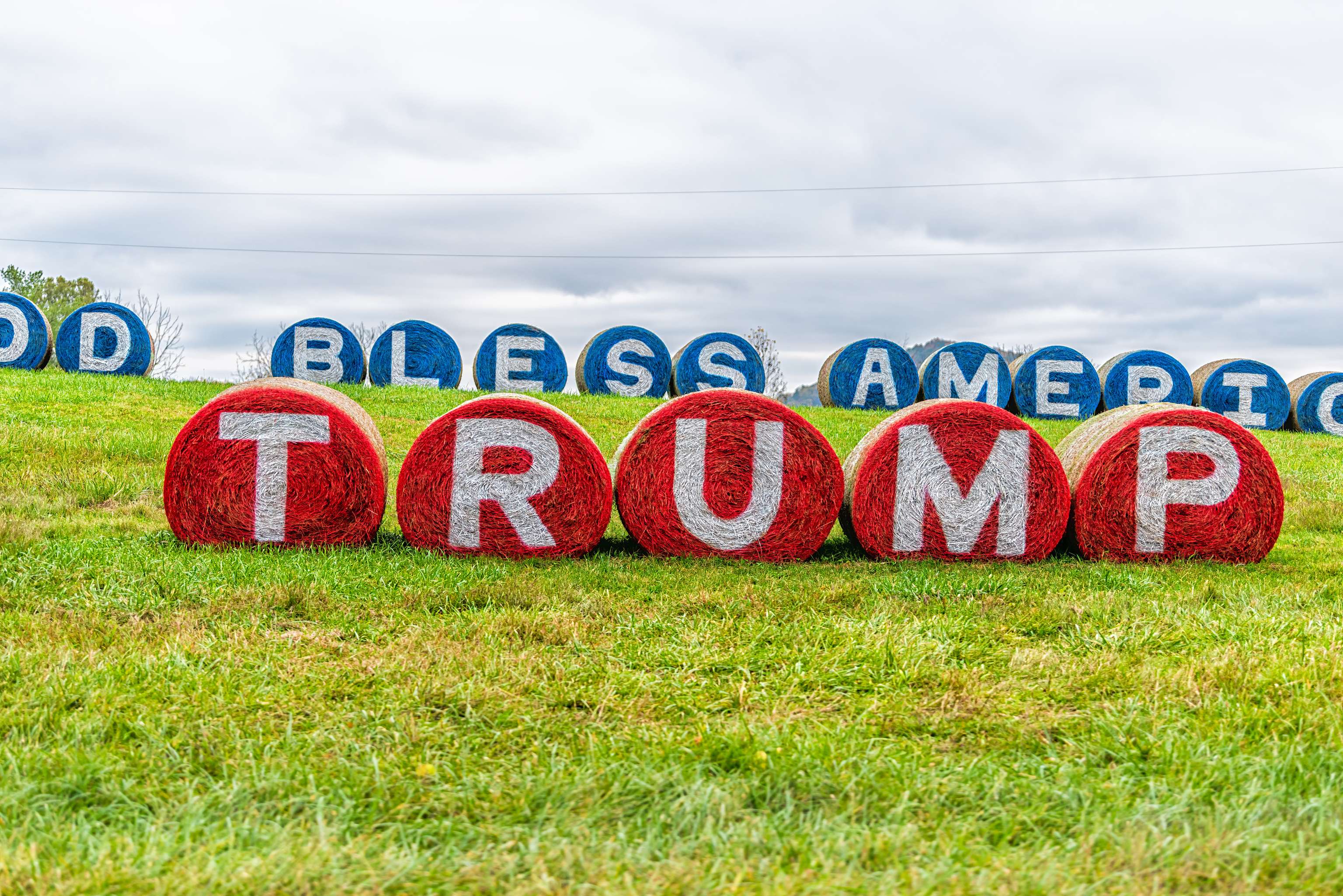 Rote und blaue Heuballen mit Schriftzügen "Trump" und "God bless America"