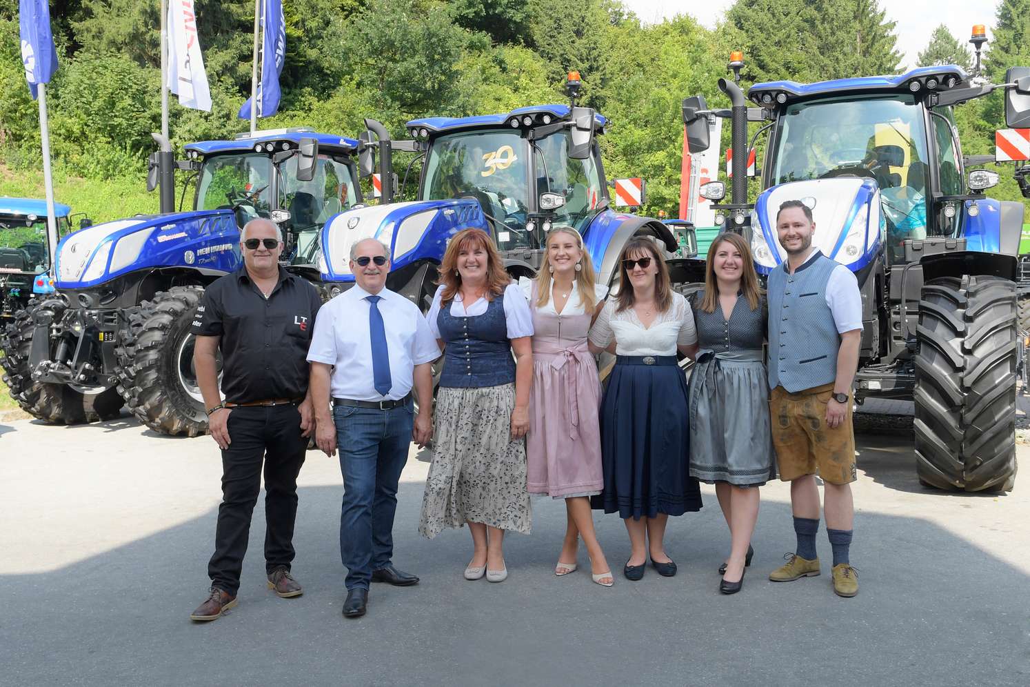 Gruppenfoto vor Traktoren