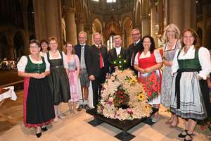 Organisatoren und die Spitzen aus Politik und Kirche mit einer Erntekrone im Linzer Mariendom.