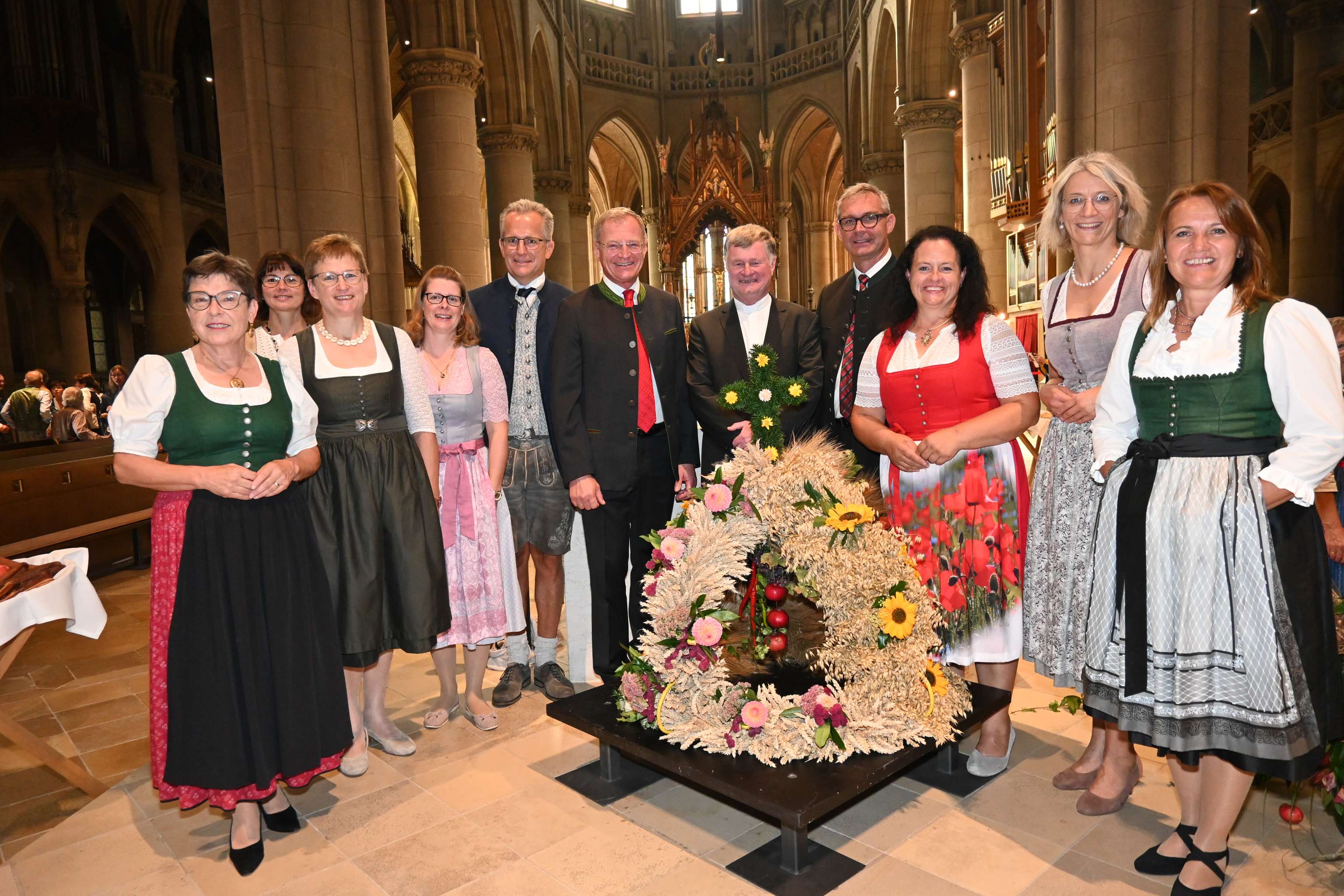 Organisatoren und die Spitzen aus Politik und Kirche mit einer Erntekrone im Linzer Mariendom.