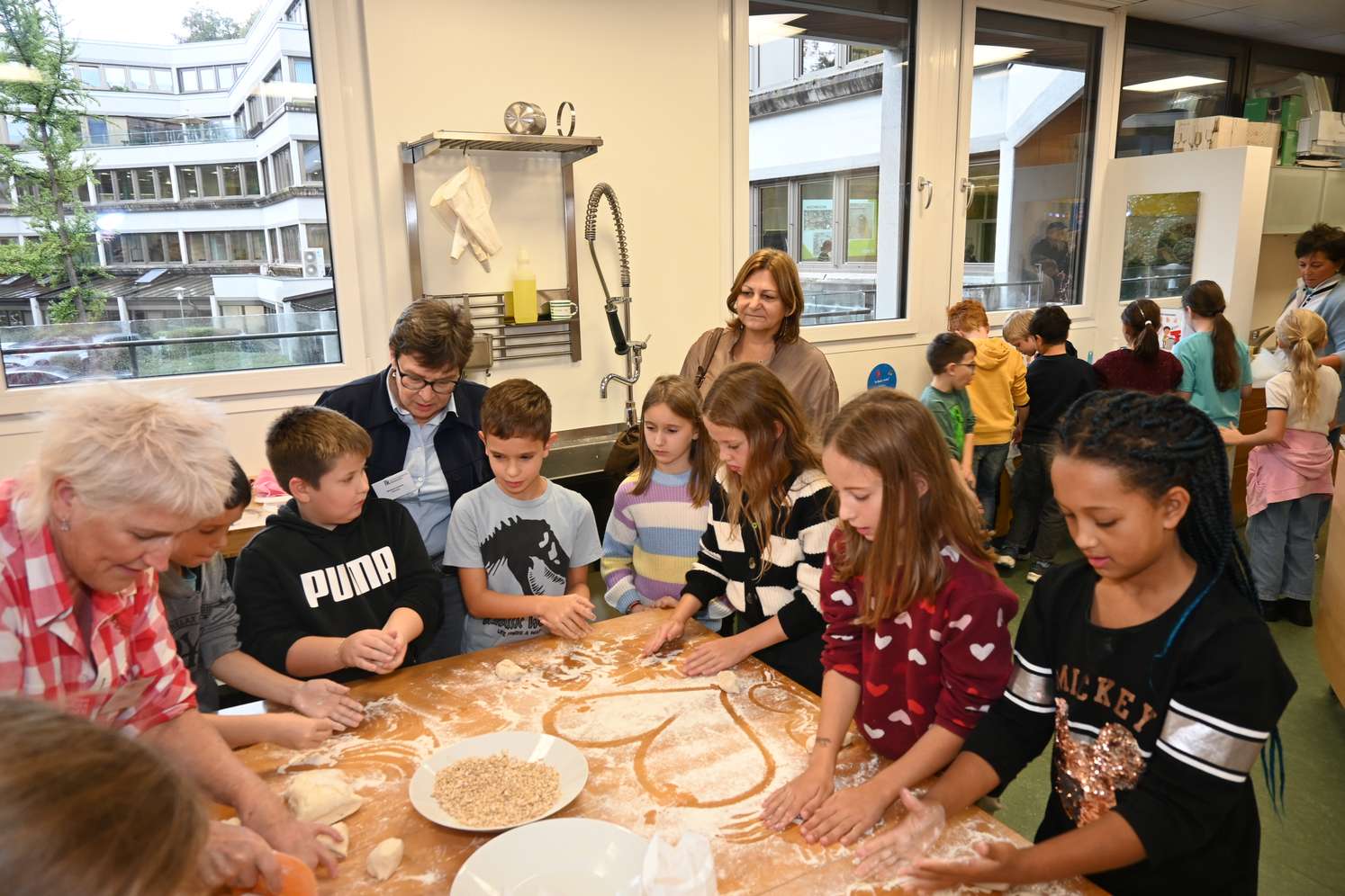 Schüler beim Backen von Weckerl