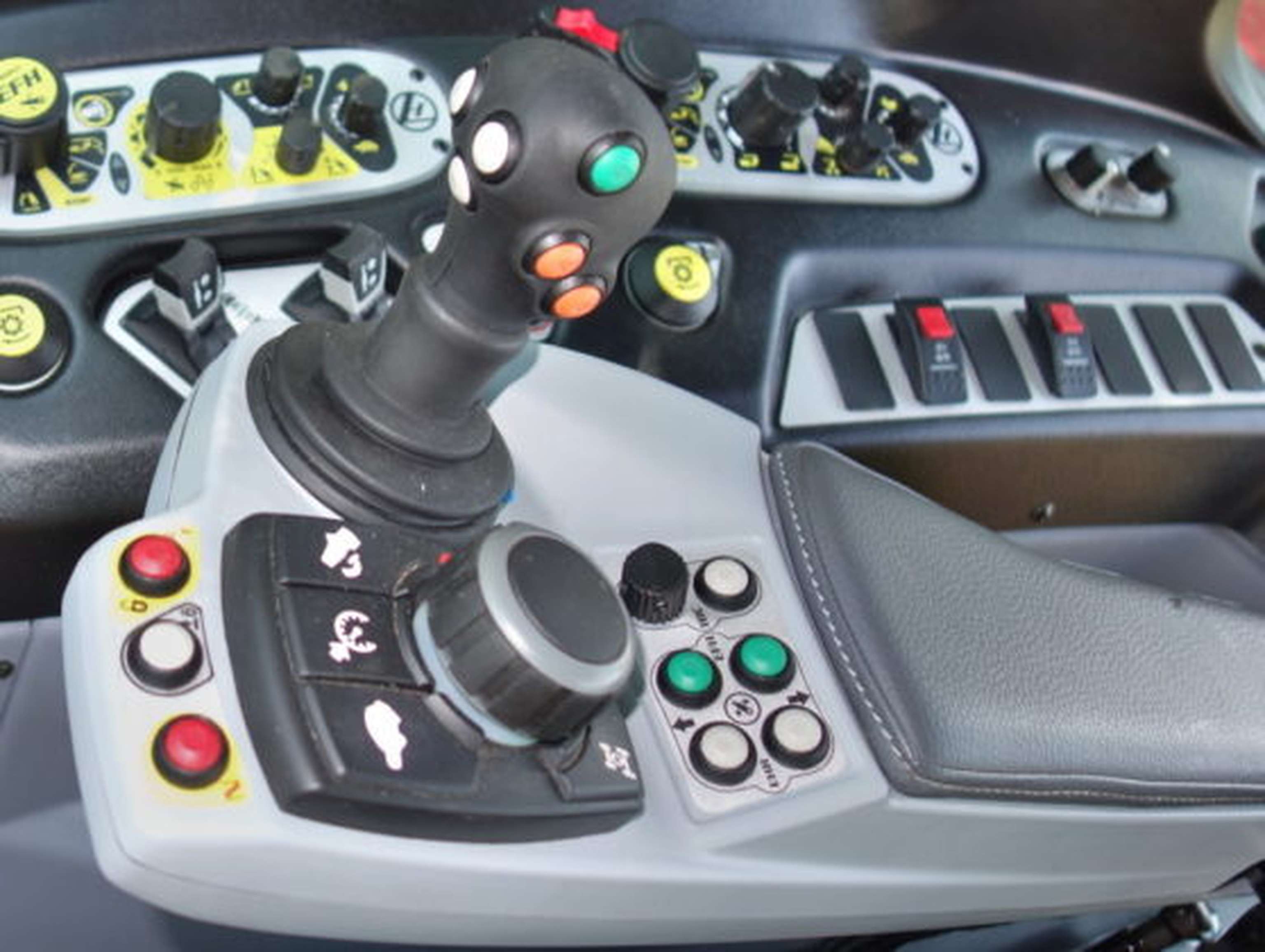 Armlehne mit LDrive und Hydraulikjoystick