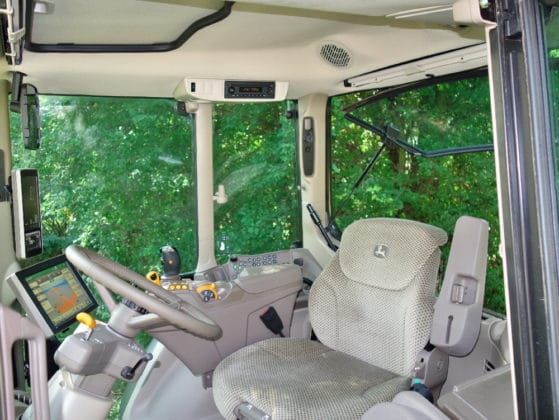 Blick in die Kabine mit CommandArm-Bedienarmlehne und Extradisplay für Autotrac