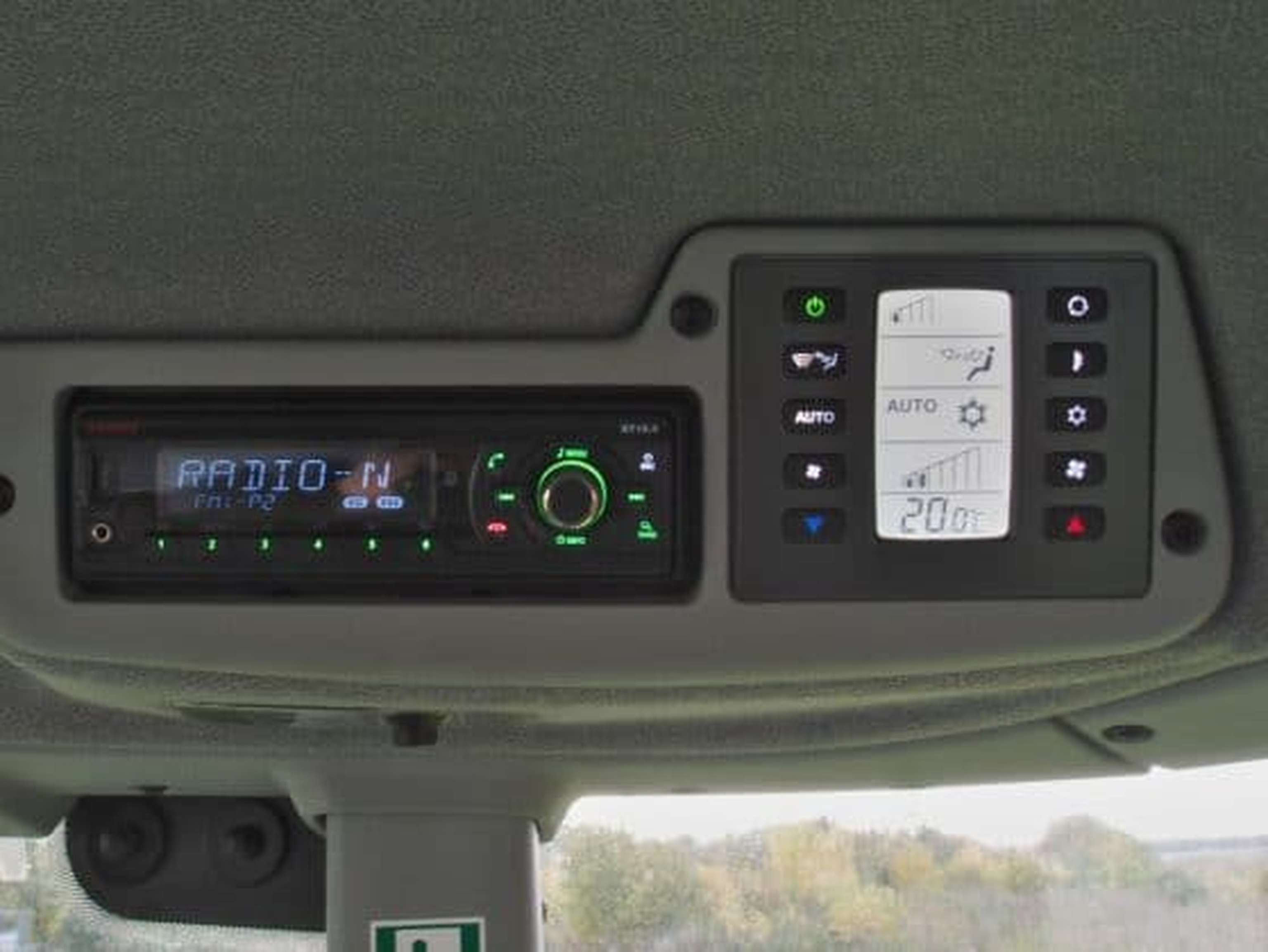 Automatische Klimaanlage und Radio mit neuer Freisprecheinrichtung