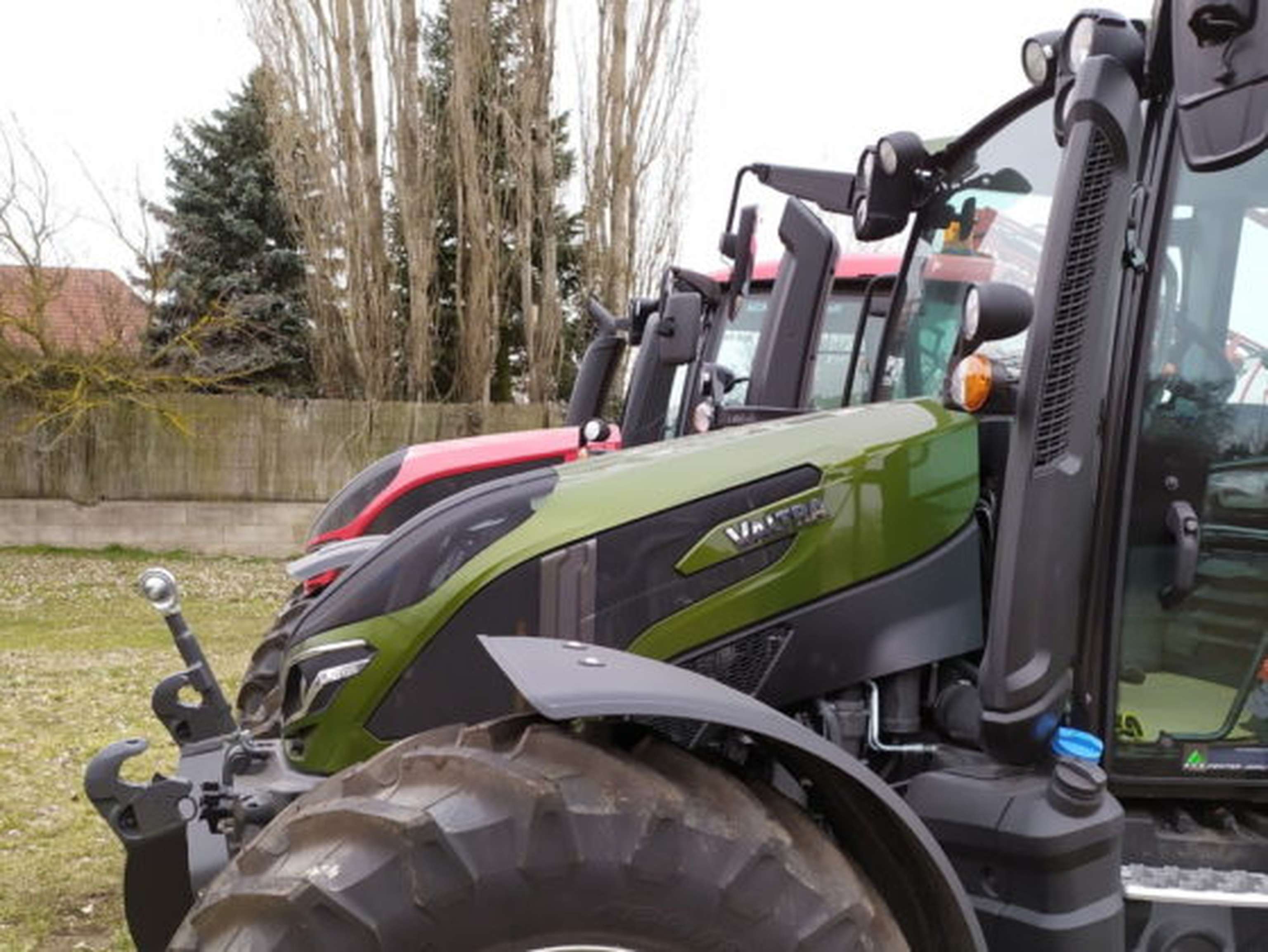 Deutlich niedrigere Motorhaube beim günen G im Vergleich zum roten Valtra N