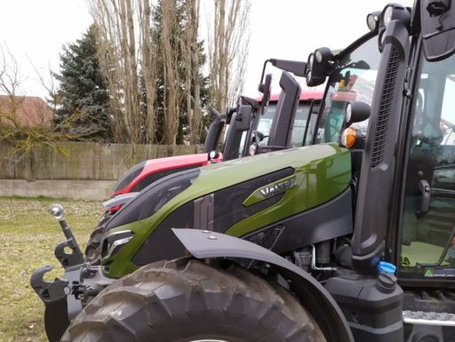 Deutlich niedrigere Motorhaube beim günen G im Vergleich zum roten Valtra N