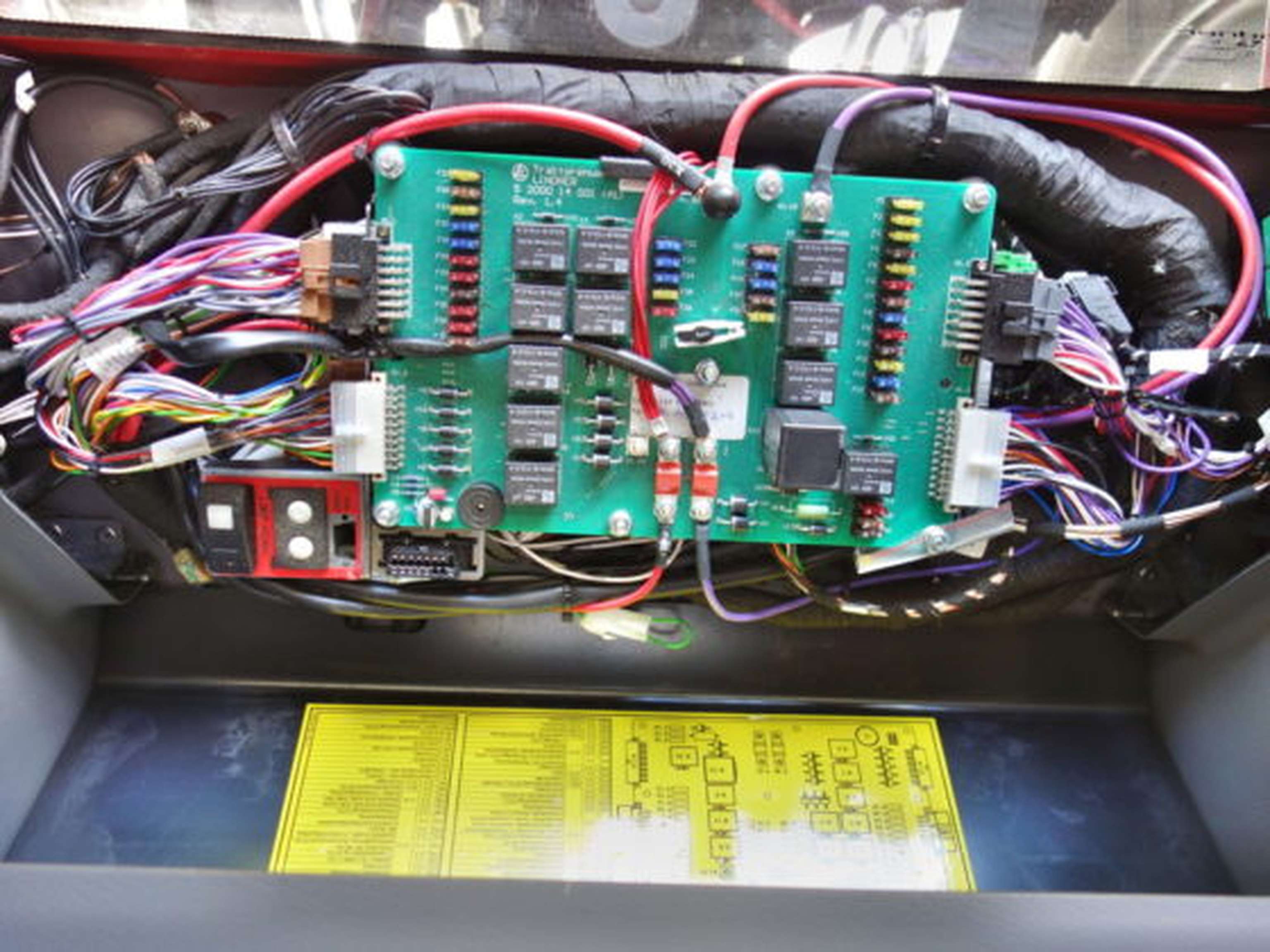 Sicherungsplatine hinter dem Sitz mit Limp Home-Tastern links unten