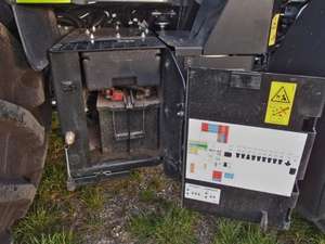 Batteriekasten mit Werkzeugkasten und Elektrikschema an der Türe