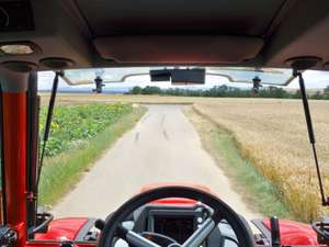 Rahmenlose ausstellbare Frontscheibe mit Wischermotor im Blickfeld