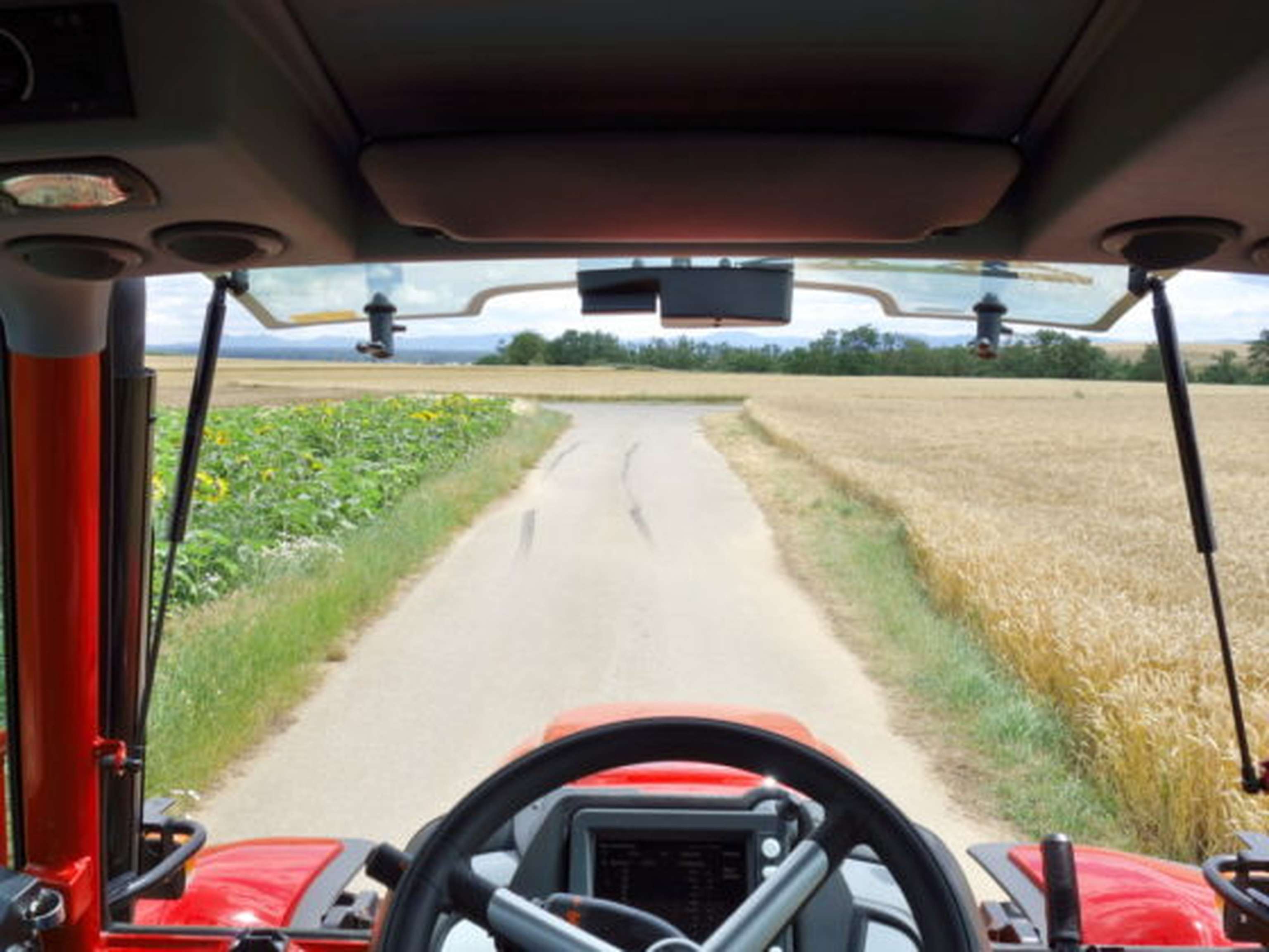 Rahmenlose ausstellbare Frontscheibe mit Wischermotor im Blickfeld