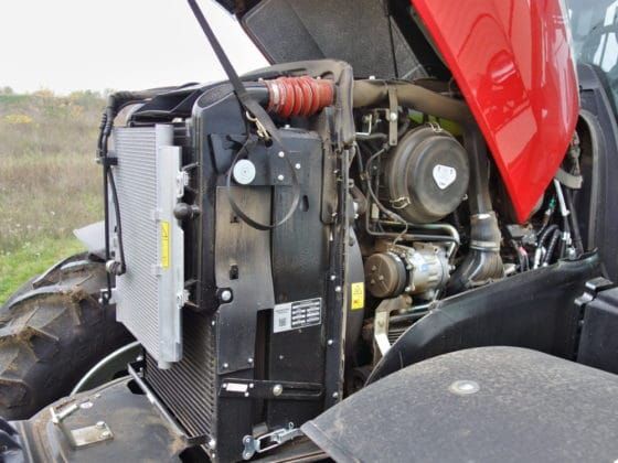 Große Kühlerflächen unter der hohen Motorhaube