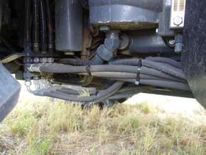 Ungeschützte Hydraulikleitungen unter dem Getriebe