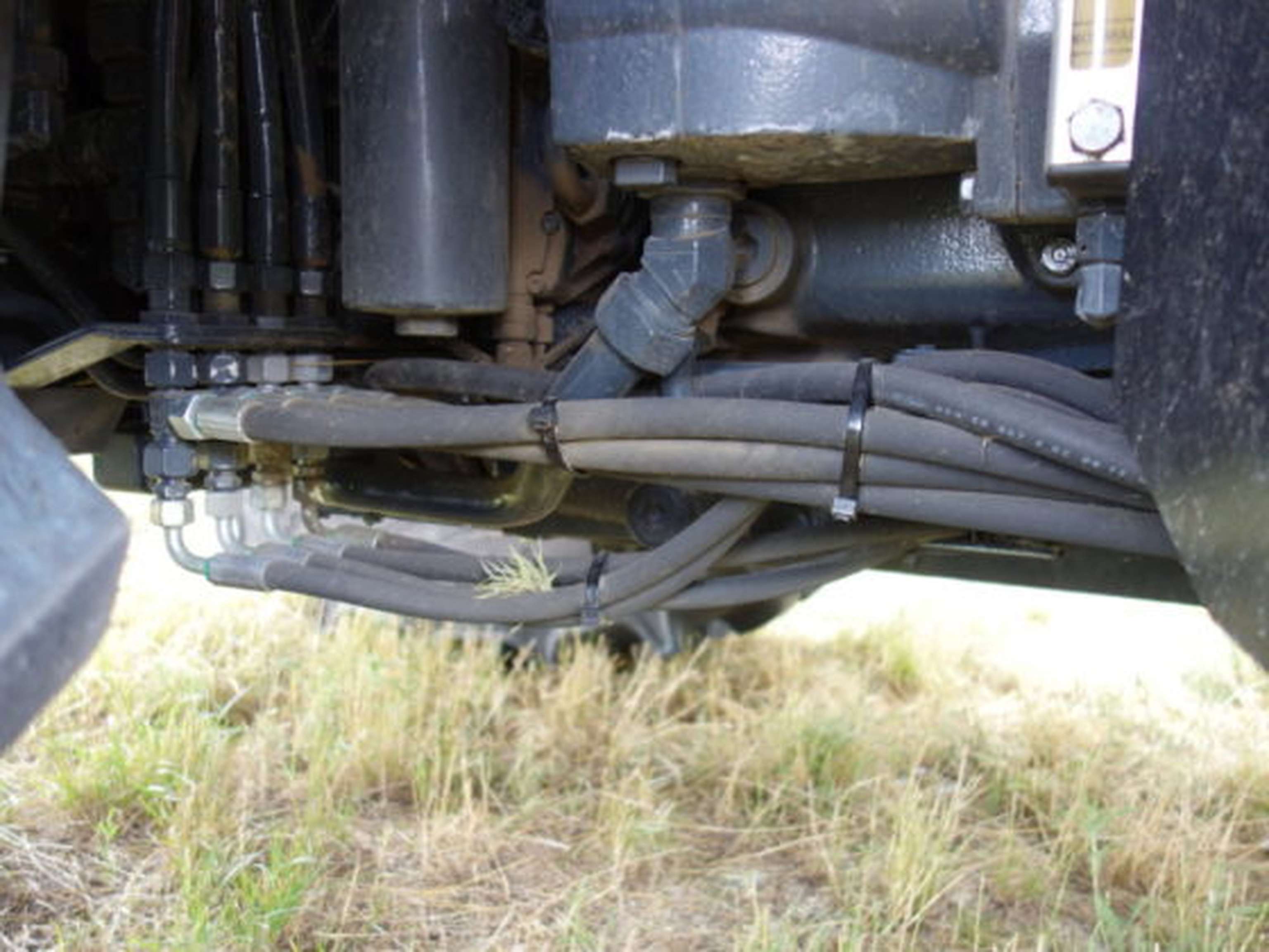 Ungeschützte Hydraulikleitungen unter dem Getriebe
