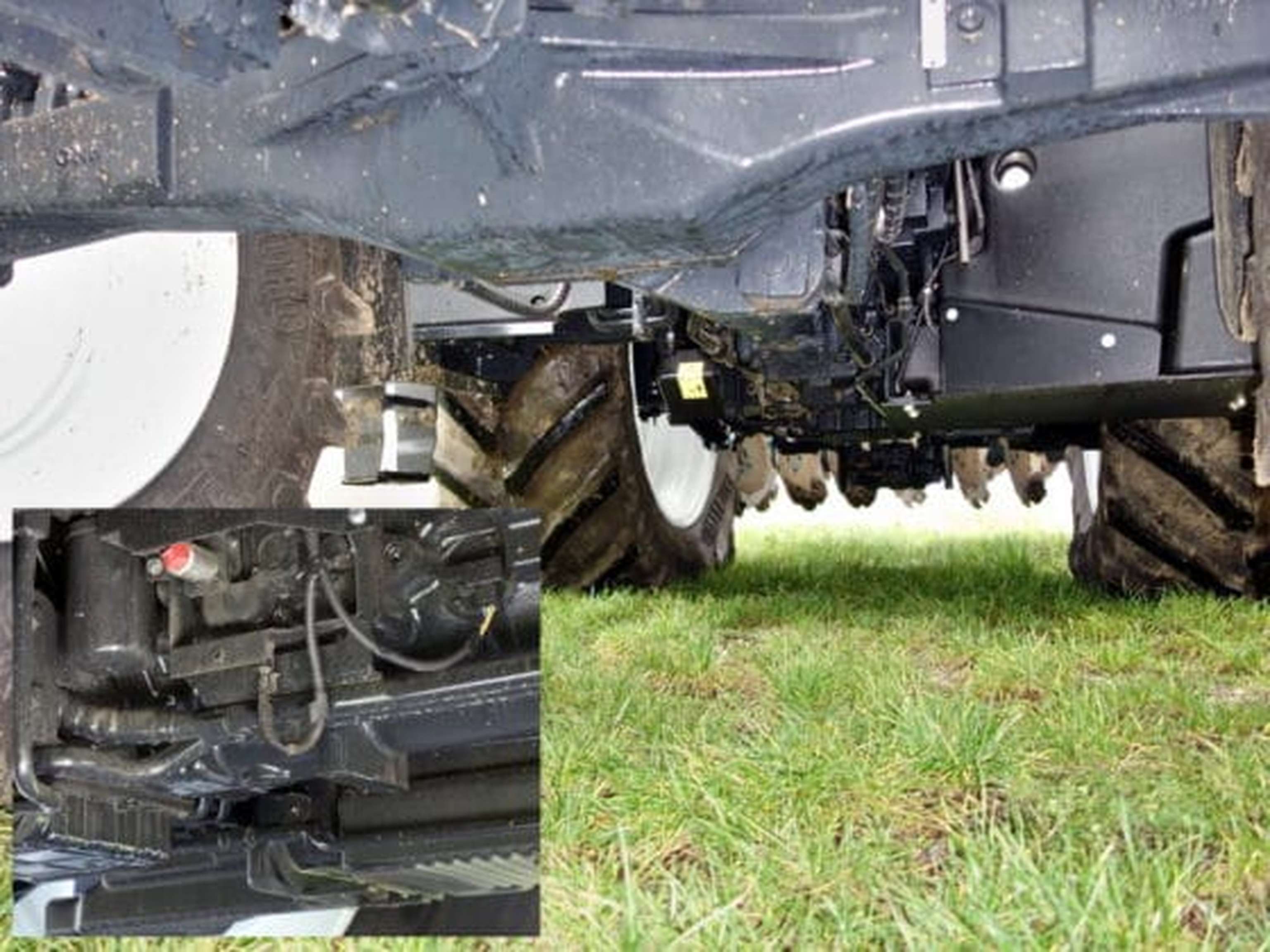 Eine grundsätzlich gut geschützte Unterseite. Nur ein Kabelstrang scheint gefährdet.