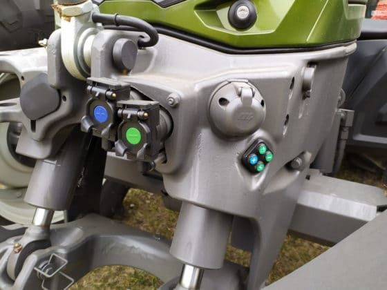 Front-Anschlüsse und Hydraulikbedienung