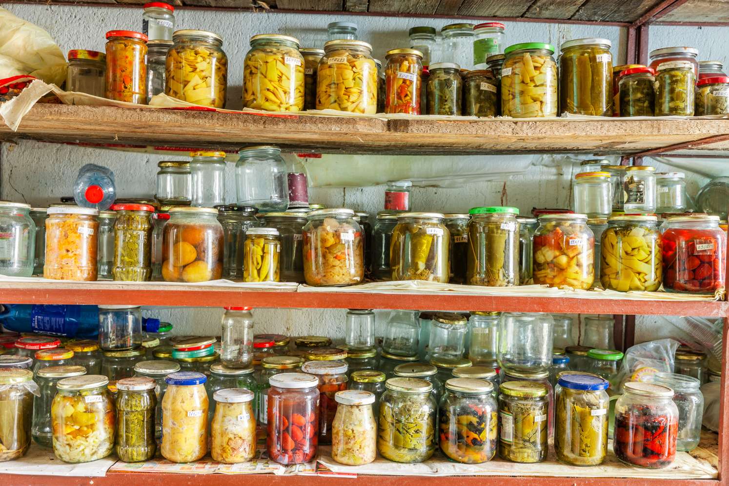 Blick in eine Vorratskammer voller Einmachgläser.
