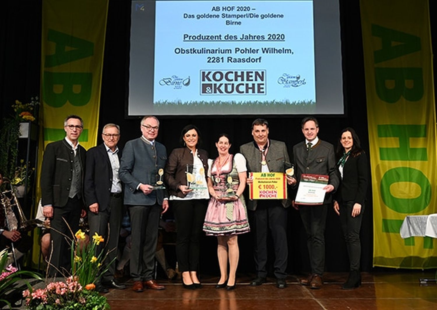 Abg. z. NR Georg Strasser, Petra Liebchen (von der Zeitschrift „Der Fortschrittlicher Landwirt“), LH-Stellvertreter Stephan Pernkopf, Bundesministerin Elisabeth Köstinger, Margarete und Wilhelm Pohler (Produzent des Jahres), LK-NÖ-Präsident Johannes Schmuckenschlager, Uwe Scheutz (Messepräsident) FOTO: NLK/Pfeiffer