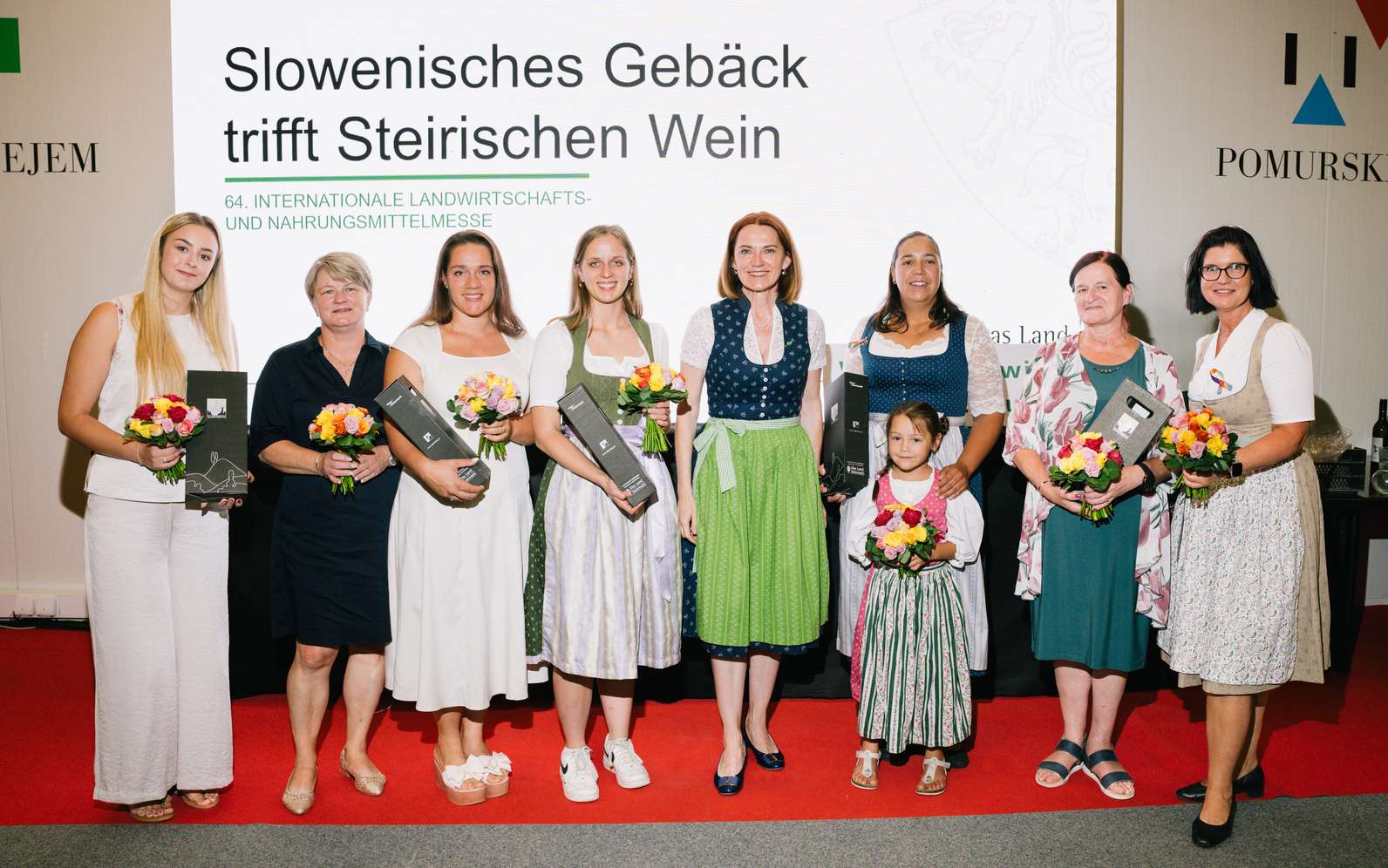 Landesrätin Simone Schmiedtbauer mit den Bäuerinnen Margret Schmitt, Ursula Reiter und Nina Schweinzger beim Messe-Rundgang.