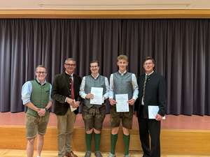 Michael Schick und Maximilian Neuhofer mit Gratulanten
