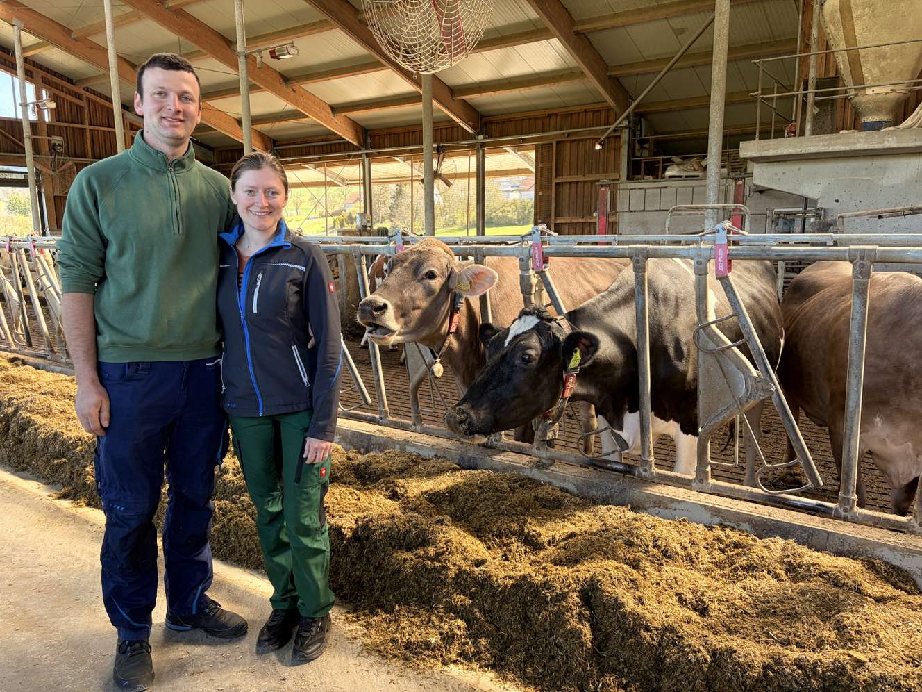 Stefan und Agnes Grabmayr vor ihren Milchkühen.