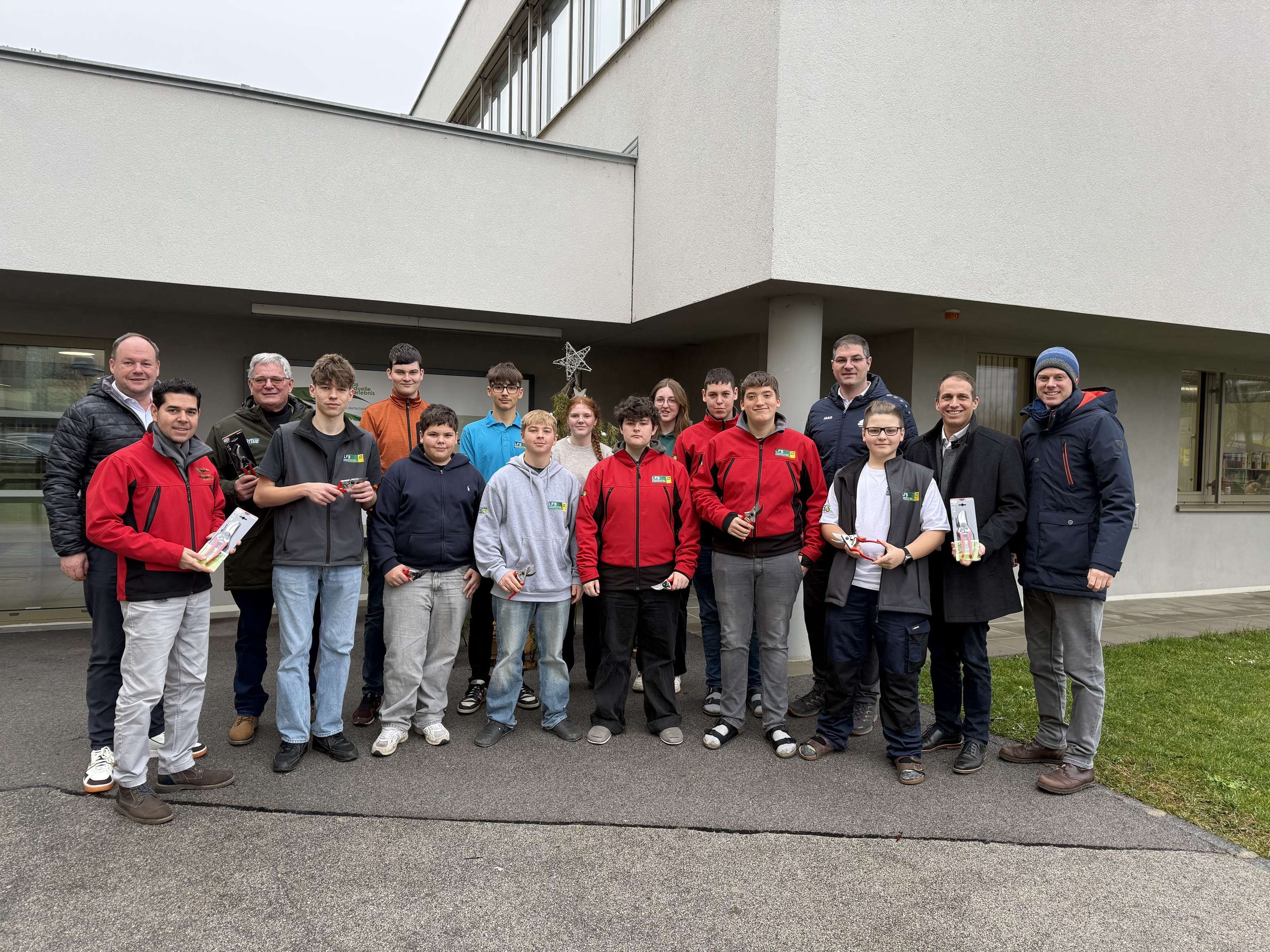 Übergabe der Rebscheren