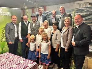 LK-Präsident NR Josef Hechenberger, Landwirtschaftsminister Norbert Totschnig, Gastgeberfamilie Gregor, Margret, Rosina, Leni und Laura Eberharter, Bauernbunddirektor Dr. Peter Raggl, Bezirkskammerobmann Andreas Prosch, Landesbäuerin ÖR Helga Brunschmid, Bezirksbauernobmann ÖR Hannes Partl, Bezirksbäuerin Monika Garber und Bauernbundobmann LHStv. Josef Geisler