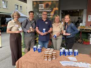 Milch verteilen zum Weltmilchtag