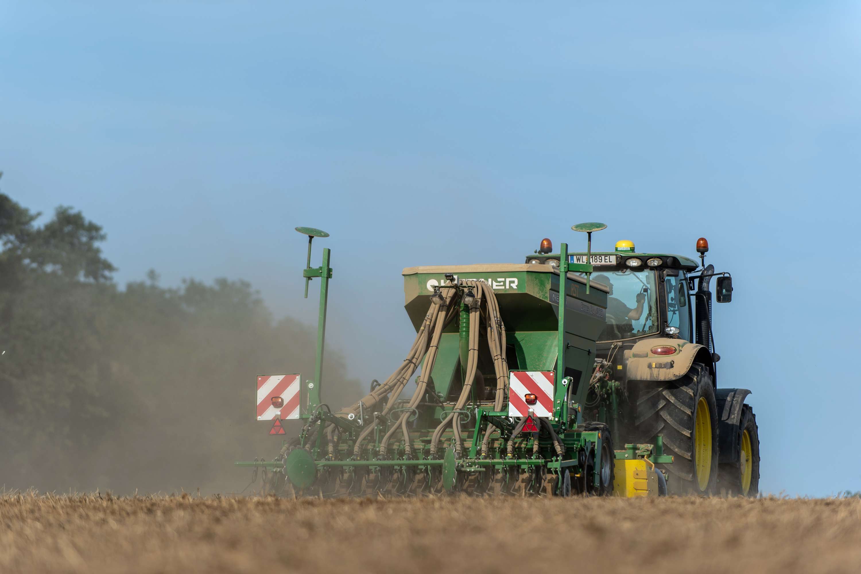Nach der Ernte ist vor der Saat. Für den nahenden Rapsanbau stehen drei neue Hybridsorten zur Verfügung.