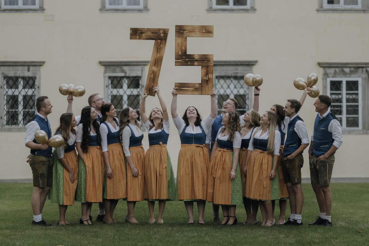 Landjugendliche halten die Zahl 75 in den Händen.