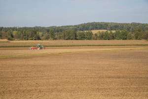 Traktor mit Säkombi im Sommer