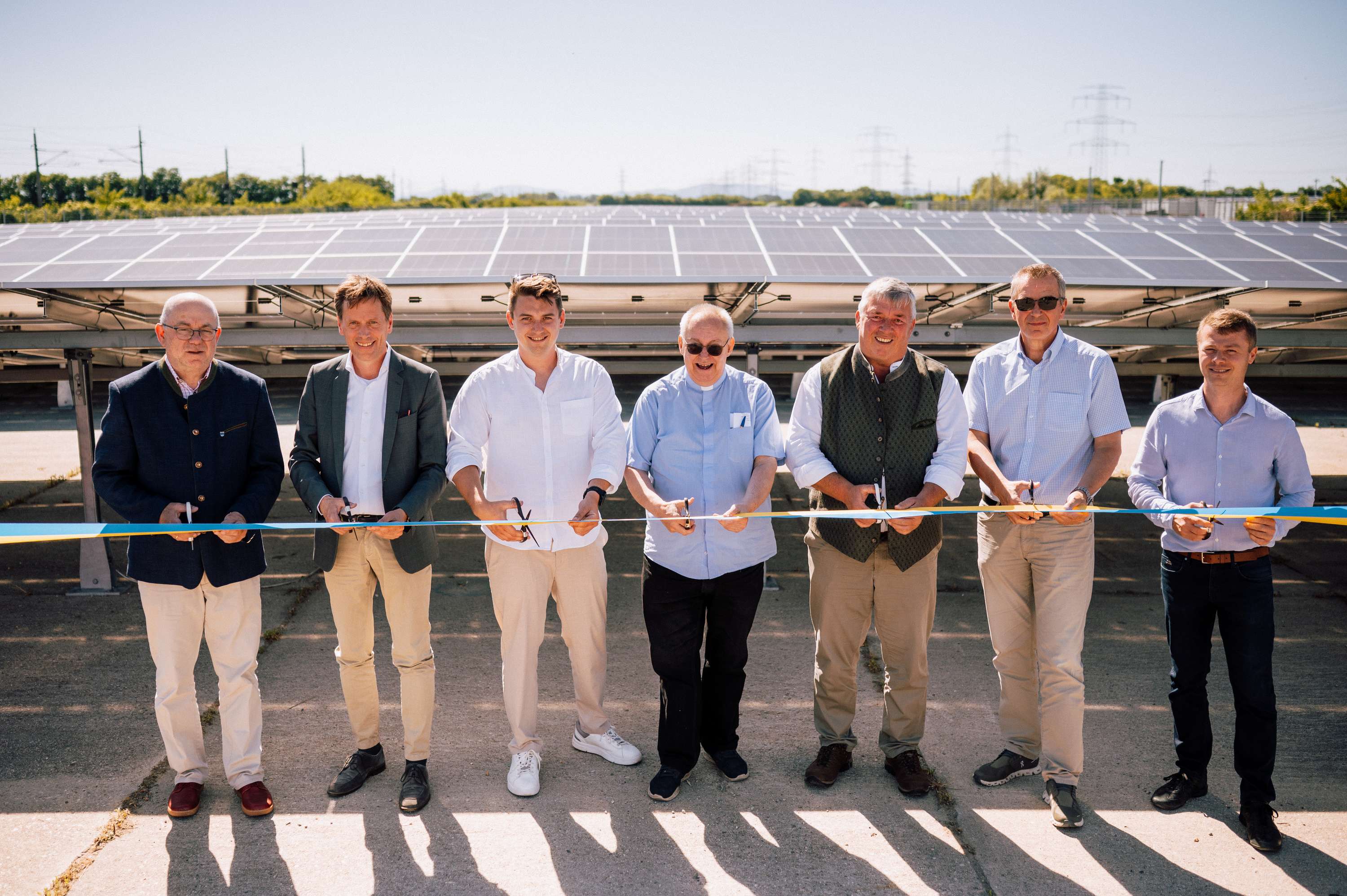 Gruppenfoto der Eröffnung der PV-Anlage am ehemaligen Rübenlagerplatz in Trautmannsdorf.